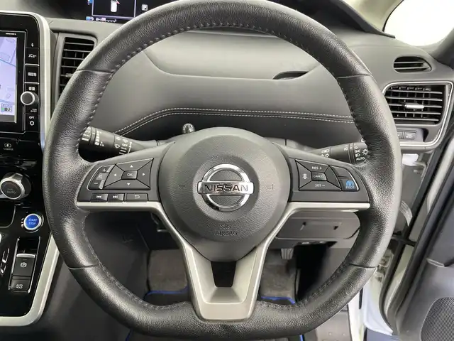 日産 セレナ e－パワー ハイウェイスター V 富山県 2019(令1)年 4.4万km ブリリアントホワイトパール 純正9型ナビ【MM518D-L】/(AM/FM/CD/DVD/BD/SD/AUX/USB/BT)/フルセグTV/アラウンドビューモニター/純正フリップダウンモニター/両側パワースライドドア（ハンズフリー付き）/プロパイロット/アダプティブクルーズコントロール/衝突被害軽減ブレーキ/レーンキープアシスト/オートLEDヘッドライト/クリアランスソナー/デジタルインナーミラー/ビルトインETC/ドライブレコーダー/前席シートヒーター/ステアリングヒーター/ドアバイザー/純正フロアマット/スマートキー/プッシュスタート/純正15インチAW