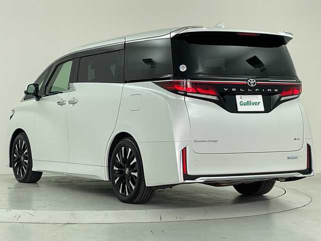 トヨタ ヴェルファイア ハイブリット エグゼクティブ ラウンジ 大阪府 2024(令6)年 3.1万km プラチナホワイトパールマイカ トヨタセーフティーセンス/　・プリクラッシュセーフティ/　・レーントレーシングアシスト/　・レーンディパーチャーアラート/　・レーダークルーズコントロール/　・ロードサインアシスト/　・オートマチックハイビーム/トヨタチームメイト/　・アドバンストパーク/　・パーキングサポートブレーキ/　・アドバンストドライブ/ムーンルーフ/フリップダウンモニター/JBLサウンドシステム/純正メモリナビ/　　BT/フルセグTV/パノラミックビューモニター/バックカメラ/両側パワースライドドア/パワーバックドア/LEDオートライト/フォグランプ/レザーシート/パワーシート/シートヒーター/エアーシート/純正19インチアルミホイール/置くだけ充電/ヘッドアップディスプレイ/ブラインドスポットモニター/リアクロストラフィックオートブレーキ/デジタルインナーミラー/ステアリングヒーター/パドルシフト/スマートキー/ビルトインETC2.0