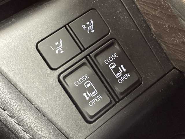 トヨタ ヴェルファイア ハイブリット エグゼクティブ ラウンジ 大阪府 2024(令6)年 3.1万km プラチナホワイトパールマイカ トヨタセーフティーセンス/　・プリクラッシュセーフティ/　・レーントレーシングアシスト/　・レーンディパーチャーアラート/　・レーダークルーズコントロール/　・ロードサインアシスト/　・オートマチックハイビーム/トヨタチームメイト/　・アドバンストパーク/　・パーキングサポートブレーキ/　・アドバンストドライブ/ムーンルーフ/フリップダウンモニター/JBLサウンドシステム/純正メモリナビ/　　BT/フルセグTV/パノラミックビューモニター/バックカメラ/両側パワースライドドア/パワーバックドア/LEDオートライト/フォグランプ/レザーシート/パワーシート/シートヒーター/エアーシート/純正19インチアルミホイール/置くだけ充電/ヘッドアップディスプレイ/ブラインドスポットモニター/リアクロストラフィックオートブレーキ/デジタルインナーミラー/ステアリングヒーター/パドルシフト/スマートキー/ビルトインETC2.0