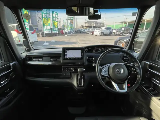 ホンダ Ｎ ＢＯＸ カスタム G L ターボ ホンダセンシング 千葉県 2019(令1)年 1.1万km プラチナホワイトパール ホンダセンシング/・レーダークルーズコントロール/・衝突軽減ブレーキ/・レーンキープアシスト/・オートマチックハイビーム/・先行車発進お知らせ機能/両側パワースライドドア/純正SDナビ【VXM-204VFi】/(CD/DVD/MSV/Bluetooth/フルセグTV)/バックカメラ/ハーフレザーシート/前席シートヒーター/革巻きステアリング/ステアリングリモコン/プッシュスタート/スマートキー×2/オートライト/純正LEDヘッドライト/フォグランプ/純正15インチアルミホイール/前方社外ドライブレコーダー/ビルトインETC/電動格納ミラー/ドアバイザー/サイド＆カーテンエアバッグ/新車時保証書＆取扱説明書