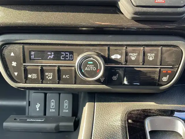 ホンダ Ｎ ＢＯＸ カスタム G L ターボ ホンダセンシング 千葉県 2019(令1)年 1.1万km プラチナホワイトパール ホンダセンシング/・レーダークルーズコントロール/・衝突軽減ブレーキ/・レーンキープアシスト/・オートマチックハイビーム/・先行車発進お知らせ機能/両側パワースライドドア/純正SDナビ【VXM-204VFi】/(CD/DVD/MSV/Bluetooth/フルセグTV)/バックカメラ/ハーフレザーシート/前席シートヒーター/革巻きステアリング/ステアリングリモコン/プッシュスタート/スマートキー×2/オートライト/純正LEDヘッドライト/フォグランプ/純正15インチアルミホイール/前方社外ドライブレコーダー/ビルトインETC/電動格納ミラー/ドアバイザー/サイド＆カーテンエアバッグ/新車時保証書＆取扱説明書