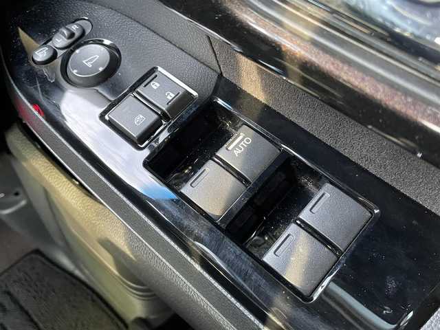 ホンダ Ｎ ＢＯＸ カスタム G L ターボ ホンダセンシング 千葉県 2019(令1)年 1.1万km プラチナホワイトパール ホンダセンシング/・レーダークルーズコントロール/・衝突軽減ブレーキ/・レーンキープアシスト/・オートマチックハイビーム/・先行車発進お知らせ機能/両側パワースライドドア/純正SDナビ【VXM-204VFi】/(CD/DVD/MSV/Bluetooth/フルセグTV)/バックカメラ/ハーフレザーシート/前席シートヒーター/革巻きステアリング/ステアリングリモコン/プッシュスタート/スマートキー×2/オートライト/純正LEDヘッドライト/フォグランプ/純正15インチアルミホイール/前方社外ドライブレコーダー/ビルトインETC/電動格納ミラー/ドアバイザー/サイド＆カーテンエアバッグ/新車時保証書＆取扱説明書