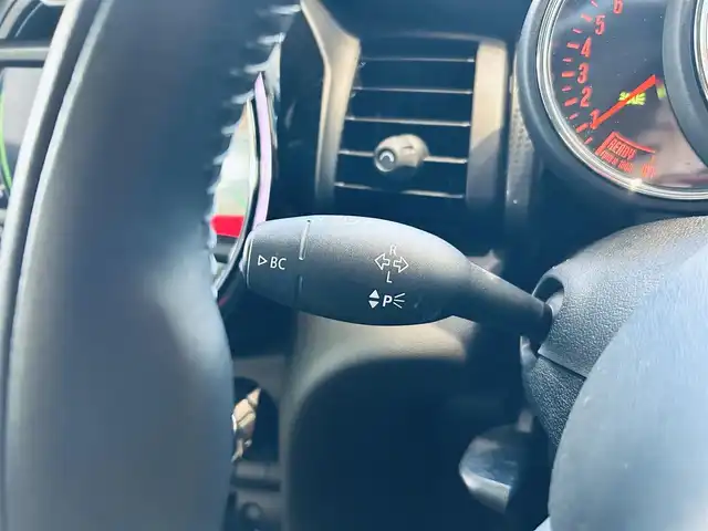 ＭＩＮＩ ミニ クーパー 大阪府 2020(令2)年 1.4万km チリ・レッド ペッパーP/インテリジェントセーフティ/純正ナビ/バックカメラ/USB/Bluetooth/純正15インチAW/LEDヘッドライト/クリアランスソナー/パーキングアシスト/スマートキー/ETC