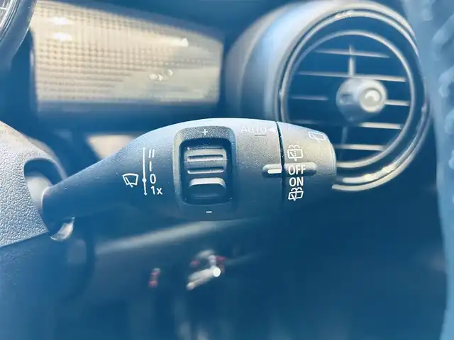 ＭＩＮＩ ミニ クーパー 大阪府 2020(令2)年 1.4万km チリ・レッド ペッパーP/インテリジェントセーフティ/純正ナビ/バックカメラ/USB/Bluetooth/純正15インチAW/LEDヘッドライト/クリアランスソナー/パーキングアシスト/スマートキー/ETC