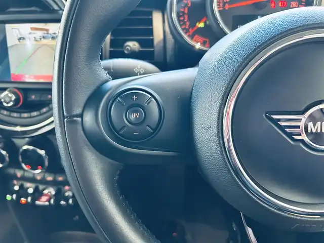 ＭＩＮＩ ミニ クーパー 大阪府 2020(令2)年 1.4万km チリ・レッド ペッパーP/インテリジェントセーフティ/純正ナビ/バックカメラ/USB/Bluetooth/純正15インチAW/LEDヘッドライト/クリアランスソナー/パーキングアシスト/スマートキー/ETC