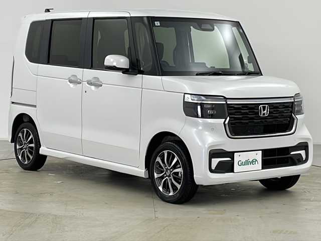 ホンダ Ｎ ＢＯＸ カスタム 道央・札幌 2024(令6)年 1.2万km プラチナホワイトパール ・4WD/・社外ナビTV&BT&USB&AUX/・バックカメラ/・パワースライドドア/・ホンダセンシング/・CMBS:先行車発進お知らせ/・ACC：アダプティブクルーズコントロール/・LKAS:誤発進抑制機能/・オートハイビーム/・パーキングセンサーシステム/・前席シートヒーター/・ミラーヒーター/・LEDヘッドライト/・オートライト/・ETC/・スマートキー/・純正14インチアルミホイール/・プッシュスタート/・ステアリングスイッチ