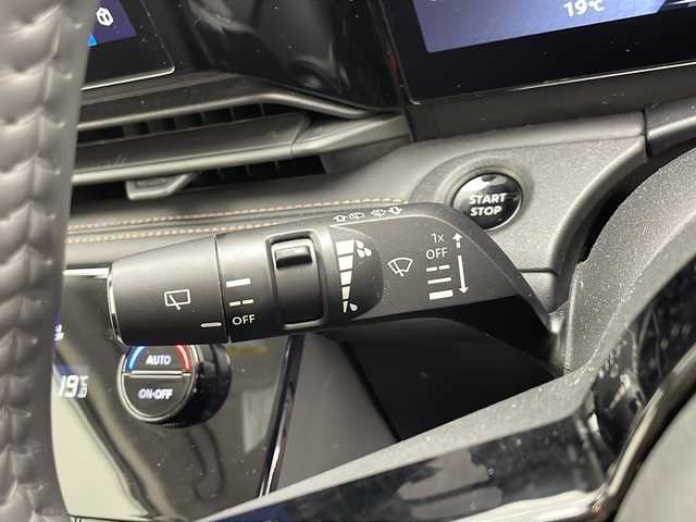 日産 セレナ e－パワー ハイウェイスター V 千葉県 2023(令5)年 3.8万km プリズムホワイト 禁煙車/純正12.3インチコネクティッドナビ（USB/Bluetooth/フルセグTV）/エマージェンシーブレーキ/プロパイロット/レーンキープアシスト/車線逸脱警報システム/ブラインドスポットモニター/クリアランスソナー/アラウンドビューモニター/ビルトインETC2.0/インテリジェントルームミラー/両側電動ドア/革巻きステアリング/ステアリングスイッチ/電子パーキング/ブレーキホールド/ハーフレザーシート/左右独立エアコン/置くだけ充電/オートライト/オートマチックハイビーム/LEDヘッドライト/LEDフォグランプ/純正16インチAW/電動格納ウインカーミラー/プッシュスタート/スマートキー