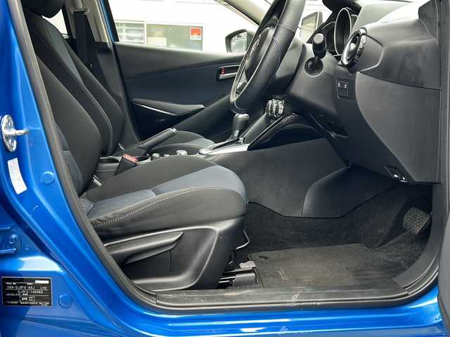マツダ デミオ 13S 東京都 2016(平28)年 4.1万km ダイナミックブルーマイカ 新車時保証書　/取扱説明書　ナビ説明書/スマートシティーブレーキ/純正ナビ/BT/ビルトインETC/LEDヘッドライト/オートライト/シートヒーター/スマートキー×2/サイド/カーテンエアバック/横滑り防止装置