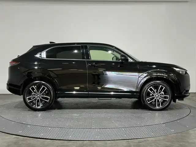 ホンダ ヴェゼル ハイブリッド e:HEV Z 愛媛県 2025(令7)年 0.1万km クリスタルブラックパール ・Honda SENSING	/・ブラインドスポットインフォメーション/・アダプティブドライビングビーム(ADB)/ ・Honda CONNECT for Gathers＋ナビ装着用スペシャルパッケージ/（フルセグTV・BT・FM・AM・applecarplay・android auto・USB）/・運転席助手席シートヒーター/・ハンズフリーアクセスパワーテールゲート(予約クローズ機能付)/・LEDシーケンシャルターンシグナルランプ/・18インチアルミホイール/・コンビシート/・本革巻きステアリング/・衝突軽減ブレーキ/・レーダークルーズコントロール/・オートマチックハイビーム/・ステアリングヒーター/・スペアキー