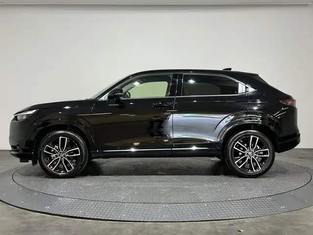 ホンダ ヴェゼル ハイブリッド e:HEV Z 愛媛県 2025(令7)年 0.1万km クリスタルブラックパール ・Honda SENSING	/・ブラインドスポットインフォメーション/・アダプティブドライビングビーム(ADB)/ ・Honda CONNECT for Gathers＋ナビ装着用スペシャルパッケージ/（フルセグTV・BT・FM・AM・applecarplay・android auto・USB）/・運転席助手席シートヒーター/・ハンズフリーアクセスパワーテールゲート(予約クローズ機能付)/・LEDシーケンシャルターンシグナルランプ/・18インチアルミホイール/・コンビシート/・本革巻きステアリング/・衝突軽減ブレーキ/・レーダークルーズコントロール/・オートマチックハイビーム/・ステアリングヒーター/・スペアキー