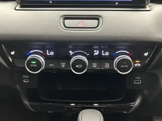 ホンダ ヴェゼル ハイブリッド e:HEV Z 愛媛県 2025(令7)年 0.1万km クリスタルブラックパール ・Honda SENSING	/・ブラインドスポットインフォメーション/・アダプティブドライビングビーム(ADB)/ ・Honda CONNECT for Gathers＋ナビ装着用スペシャルパッケージ/（フルセグTV・BT・FM・AM・applecarplay・android auto・USB）/・運転席助手席シートヒーター/・ハンズフリーアクセスパワーテールゲート(予約クローズ機能付)/・LEDシーケンシャルターンシグナルランプ/・18インチアルミホイール/・コンビシート/・本革巻きステアリング/・衝突軽減ブレーキ/・レーダークルーズコントロール/・オートマチックハイビーム/・ステアリングヒーター/・スペアキー