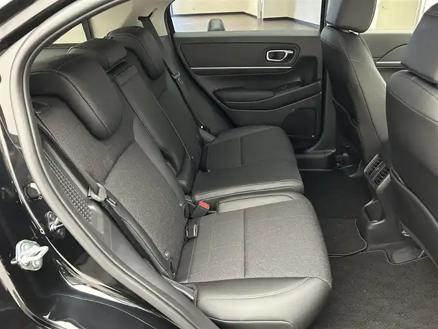ホンダ ヴェゼル ハイブリッド e:HEV Z 愛媛県 2025(令7)年 0.1万km クリスタルブラックパール ・Honda SENSING	/・ブラインドスポットインフォメーション/・アダプティブドライビングビーム(ADB)/ ・Honda CONNECT for Gathers＋ナビ装着用スペシャルパッケージ/（フルセグTV・BT・FM・AM・applecarplay・android auto・USB）/・運転席助手席シートヒーター/・ハンズフリーアクセスパワーテールゲート(予約クローズ機能付)/・LEDシーケンシャルターンシグナルランプ/・18インチアルミホイール/・コンビシート/・本革巻きステアリング/・衝突軽減ブレーキ/・レーダークルーズコントロール/・オートマチックハイビーム/・ステアリングヒーター/・スペアキー