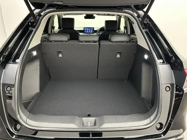 ホンダ ヴェゼル ハイブリッド e:HEV Z 愛媛県 2025(令7)年 0.1万km クリスタルブラックパール ・Honda SENSING	/・ブラインドスポットインフォメーション/・アダプティブドライビングビーム(ADB)/ ・Honda CONNECT for Gathers＋ナビ装着用スペシャルパッケージ/（フルセグTV・BT・FM・AM・applecarplay・android auto・USB）/・運転席助手席シートヒーター/・ハンズフリーアクセスパワーテールゲート(予約クローズ機能付)/・LEDシーケンシャルターンシグナルランプ/・18インチアルミホイール/・コンビシート/・本革巻きステアリング/・衝突軽減ブレーキ/・レーダークルーズコントロール/・オートマチックハイビーム/・ステアリングヒーター/・スペアキー