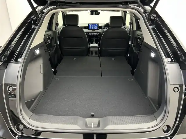 ホンダ ヴェゼル ハイブリッド e:HEV Z 愛媛県 2025(令7)年 0.1万km クリスタルブラックパール ・Honda SENSING	/・ブラインドスポットインフォメーション/・アダプティブドライビングビーム(ADB)/ ・Honda CONNECT for Gathers＋ナビ装着用スペシャルパッケージ/（フルセグTV・BT・FM・AM・applecarplay・android auto・USB）/・運転席助手席シートヒーター/・ハンズフリーアクセスパワーテールゲート(予約クローズ機能付)/・LEDシーケンシャルターンシグナルランプ/・18インチアルミホイール/・コンビシート/・本革巻きステアリング/・衝突軽減ブレーキ/・レーダークルーズコントロール/・オートマチックハイビーム/・ステアリングヒーター/・スペアキー