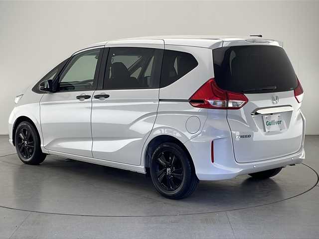 ホンダ フリード G ブラックスタイル 宮崎県 2023(令5)年 0.7万km プラチナホワイトパール 禁煙車/ホンダセンシング/純正ナビTV/（VXM-234VFi/CD/DVD/Bluetooth/フルセグTV)/純正バックカメラ/純正ドライブレコーダー/純正ビルトインETC/純正LEDオートライト/純正フロアマット/両側電動スライドドア/アダプティブクルーズコントロール/レーンディパーチャーアラート/クリアランスソナー/ウインカードアミラー/オートエアコン/スマートキー/プッシュエンジンスタート/スペアキー/新車時保証書/取扱い説明書