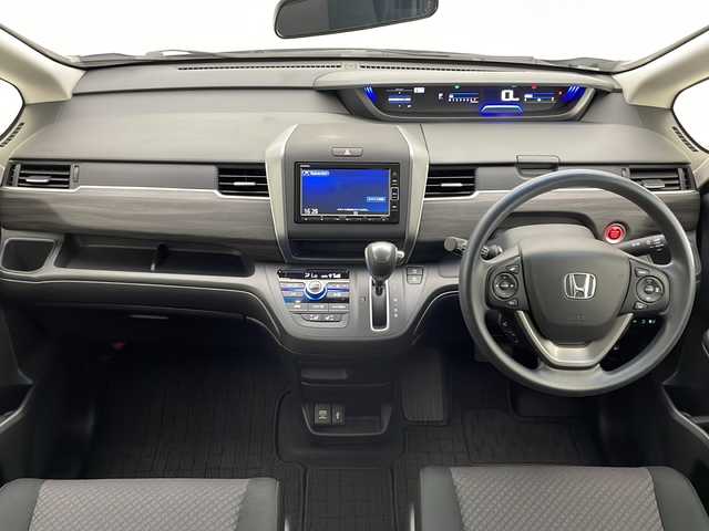 ホンダ フリード G ブラックスタイル 宮崎県 2023(令5)年 0.7万km プラチナホワイトパール 禁煙車/ホンダセンシング/純正ナビTV/（VXM-234VFi/CD/DVD/Bluetooth/フルセグTV)/純正バックカメラ/純正ドライブレコーダー/純正ビルトインETC/純正LEDオートライト/純正フロアマット/両側電動スライドドア/アダプティブクルーズコントロール/レーンディパーチャーアラート/クリアランスソナー/ウインカードアミラー/オートエアコン/スマートキー/プッシュエンジンスタート/スペアキー/新車時保証書/取扱い説明書