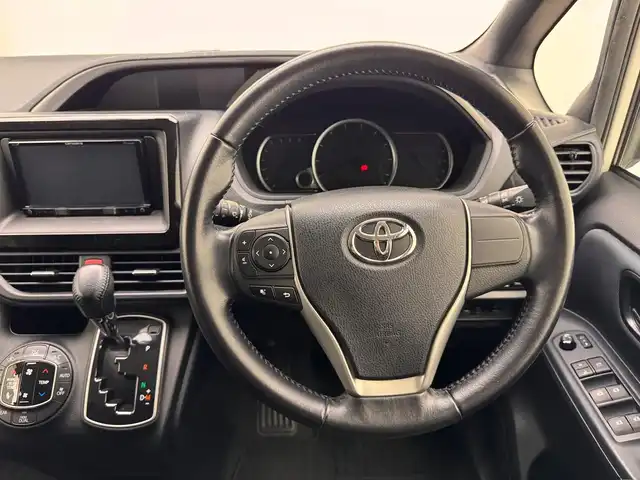 トヨタ ヴォクシー ZS 煌 兵庫県 2015(平27)年 10.7万km ホワイトパールクリスタルシャイン 社外メモリナビ/フルセグ CD DVD BT MSV/バックカメラ/両側パワースライドドア/ETC/LEDヘッドライト/フォグライト/オートライト/純正フロアマット/純正ドアバイザー/純正16インチアルミホイール/スマートキー