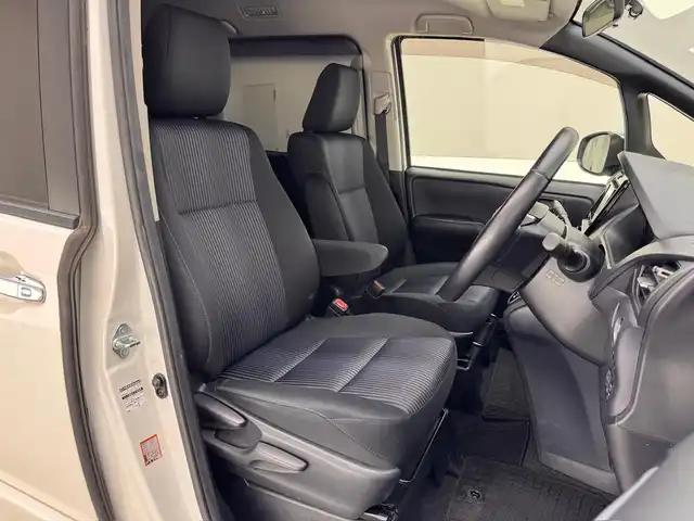 トヨタ ヴォクシー ZS 煌 兵庫県 2015(平27)年 10.7万km ホワイトパールクリスタルシャイン 社外メモリナビ/フルセグ CD DVD BT MSV/バックカメラ/両側パワースライドドア/ETC/LEDヘッドライト/フォグライト/オートライト/純正フロアマット/純正ドアバイザー/純正16インチアルミホイール/スマートキー