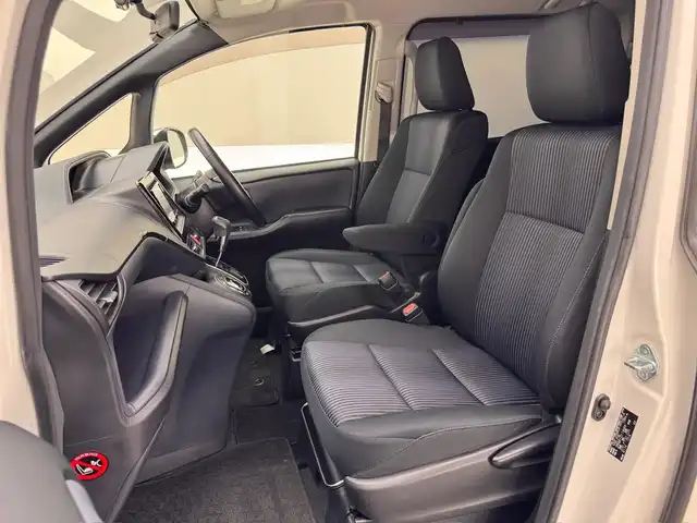 トヨタ ヴォクシー ZS 煌 兵庫県 2015(平27)年 10.7万km ホワイトパールクリスタルシャイン 社外メモリナビ/フルセグ CD DVD BT MSV/バックカメラ/両側パワースライドドア/ETC/LEDヘッドライト/フォグライト/オートライト/純正フロアマット/純正ドアバイザー/純正16インチアルミホイール/スマートキー