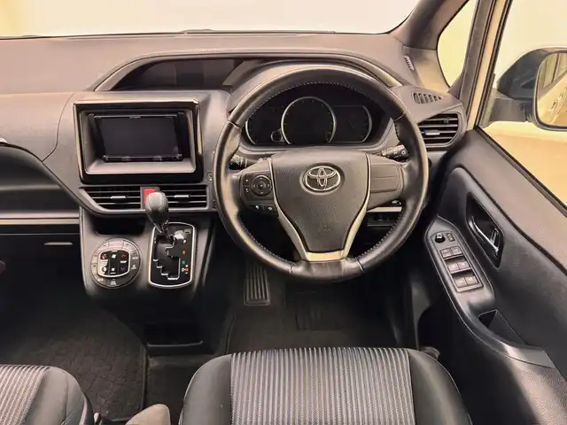 トヨタ ヴォクシー ZS 煌 兵庫県 2015(平27)年 10.7万km ホワイトパールクリスタルシャイン 社外メモリナビ/フルセグ CD DVD BT MSV/バックカメラ/両側パワースライドドア/ETC/LEDヘッドライト/フォグライト/オートライト/純正フロアマット/純正ドアバイザー/純正16インチアルミホイール/スマートキー