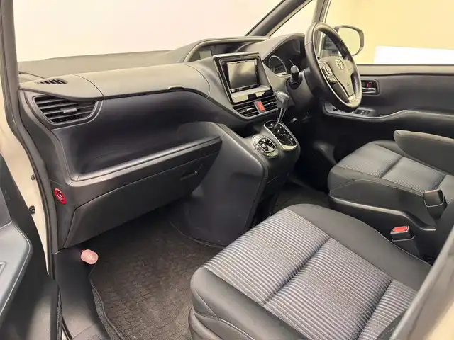 トヨタ ヴォクシー ZS 煌 兵庫県 2015(平27)年 10.7万km ホワイトパールクリスタルシャイン 社外メモリナビ/フルセグ CD DVD BT MSV/バックカメラ/両側パワースライドドア/ETC/LEDヘッドライト/フォグライト/オートライト/純正フロアマット/純正ドアバイザー/純正16インチアルミホイール/スマートキー