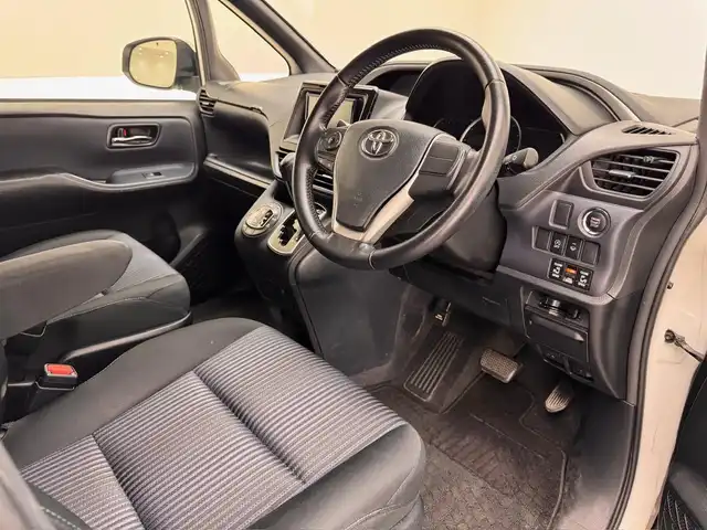 トヨタ ヴォクシー ZS 煌 兵庫県 2015(平27)年 10.7万km ホワイトパールクリスタルシャイン 社外メモリナビ/フルセグ CD DVD BT MSV/バックカメラ/両側パワースライドドア/ETC/LEDヘッドライト/フォグライト/オートライト/純正フロアマット/純正ドアバイザー/純正16インチアルミホイール/スマートキー