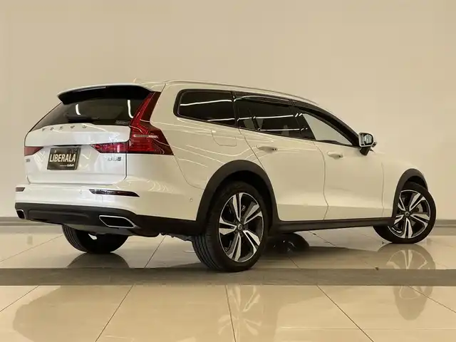 ボルボ Ｖ６０ クロスカントリー B5 AWD プロ 岡山県 2021(令3)年 3.4万km クリスタルホワイトP 純正SENSUS/360°カメラ/Harman/Kardonオーディオ/フルセグTV/Bluetooth/AppleCarPlay/ワイヤレスチャージ/ACC/オートライト/オートワイパー/AHB/Citysafety/LKA/BUS/ロードサインインフォメーション/ドライバーアラート/PDC/パワーテールゲート/19インチアルミホイール/ドライブレコーダー（F/R）/オートハイビーム