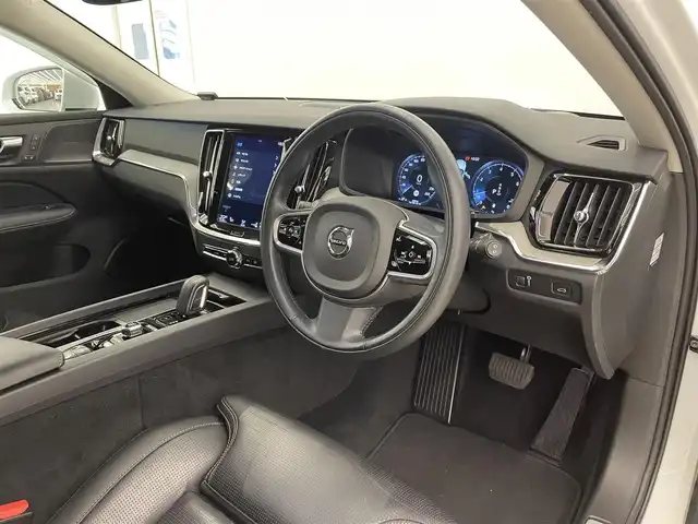 ボルボ Ｖ６０ クロスカントリー B5 AWD プロ 岡山県 2021(令3)年 3.4万km クリスタルホワイトP 純正SENSUS/360°カメラ/Harman/Kardonオーディオ/フルセグTV/Bluetooth/AppleCarPlay/ワイヤレスチャージ/ACC/オートライト/オートワイパー/AHB/Citysafety/LKA/BUS/ロードサインインフォメーション/ドライバーアラート/PDC/パワーテールゲート/19インチアルミホイール/ドライブレコーダー（F/R）/オートハイビーム