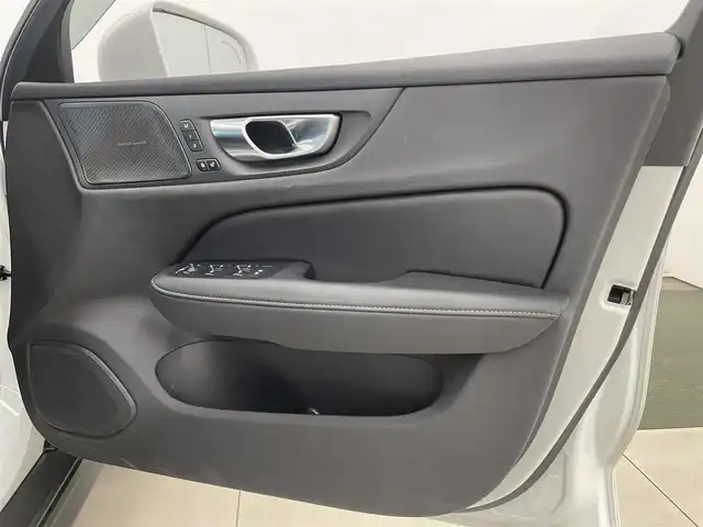 ボルボ Ｖ６０ クロスカントリー B5 AWD プロ 岡山県 2021(令3)年 3.4万km クリスタルホワイトP 純正SENSUS/360°カメラ/Harman/Kardonオーディオ/フルセグTV/Bluetooth/AppleCarPlay/ワイヤレスチャージ/ACC/オートライト/オートワイパー/AHB/Citysafety/LKA/BUS/ロードサインインフォメーション/ドライバーアラート/PDC/パワーテールゲート/19インチアルミホイール/ドライブレコーダー（F/R）/オートハイビーム