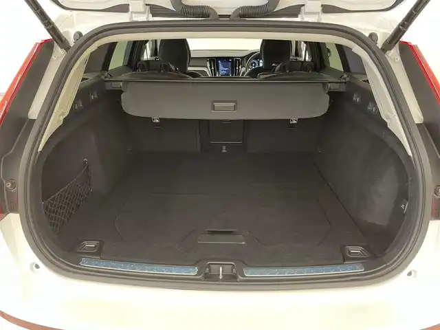ボルボ Ｖ６０ クロスカントリー B5 AWD プロ 岡山県 2021(令3)年 3.4万km クリスタルホワイトP 純正SENSUS/360°カメラ/Harman/Kardonオーディオ/フルセグTV/Bluetooth/AppleCarPlay/ワイヤレスチャージ/ACC/オートライト/オートワイパー/AHB/Citysafety/LKA/BUS/ロードサインインフォメーション/ドライバーアラート/PDC/パワーテールゲート/19インチアルミホイール/ドライブレコーダー（F/R）/オートハイビーム
