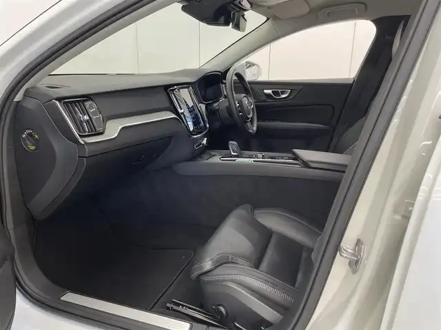 ボルボ Ｖ６０ クロスカントリー B5 AWD プロ 岡山県 2021(令3)年 3.4万km クリスタルホワイトP 純正SENSUS/360°カメラ/Harman/Kardonオーディオ/フルセグTV/Bluetooth/AppleCarPlay/ワイヤレスチャージ/ACC/オートライト/オートワイパー/AHB/Citysafety/LKA/BUS/ロードサインインフォメーション/ドライバーアラート/PDC/パワーテールゲート/19インチアルミホイール/ドライブレコーダー（F/R）/オートハイビーム