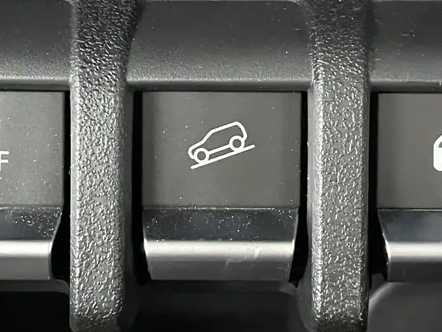 スズキ ジムニー XC 群馬県 2023(令5)年 0.5万km ミディアムグレー KENWOOD製SDナビ/（ワンセグTV/BT/CD/DVD/AM/FM）/－－－－－－－－－/５速マニュアル　ナビ　ミラー型ドライブレコーダー　スズキセーフティサポート　クルーズコントロール　純正１６インチアルミホイール　プッシュスタート　ＬＥＤヘッドライト　ステアリングスイッチ　４ＷＤ　禁煙
