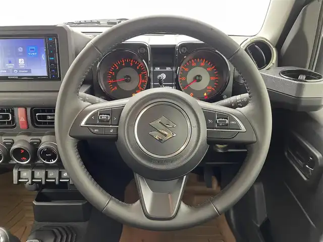 スズキ ジムニー XC 群馬県 2023(令5)年 0.5万km ミディアムグレー KENWOOD製SDナビ/（ワンセグTV/BT/CD/DVD/AM/FM）/－－－－－－－－－/５速マニュアル　ナビ　ミラー型ドライブレコーダー　スズキセーフティサポート　クルーズコントロール　純正１６インチアルミホイール　プッシュスタート　ＬＥＤヘッドライト　ステアリングスイッチ　４ＷＤ　禁煙