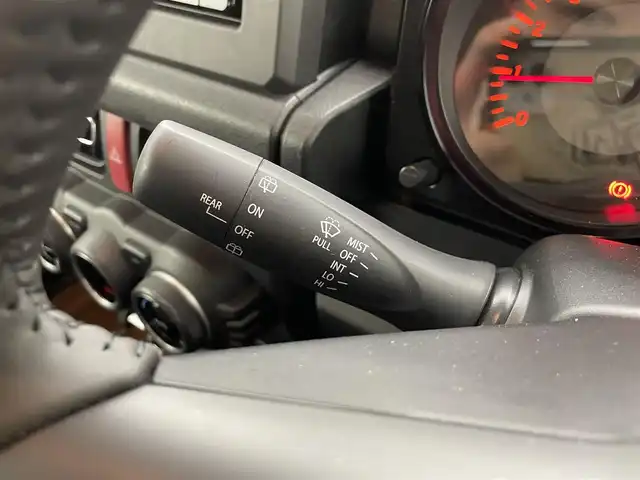 スズキ ジムニー XC 群馬県 2023(令5)年 0.5万km ミディアムグレー KENWOOD製SDナビ/（ワンセグTV/BT/CD/DVD/AM/FM）/－－－－－－－－－/５速マニュアル　ナビ　ミラー型ドライブレコーダー　スズキセーフティサポート　クルーズコントロール　純正１６インチアルミホイール　プッシュスタート　ＬＥＤヘッドライト　ステアリングスイッチ　４ＷＤ　禁煙