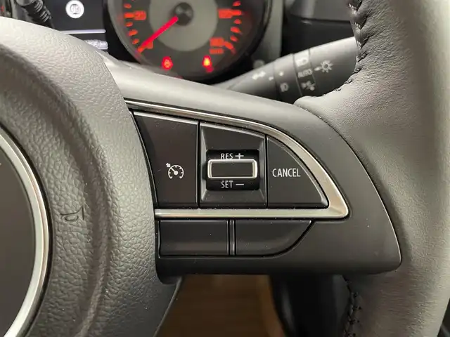 スズキ ジムニー XC 群馬県 2023(令5)年 0.5万km ミディアムグレー KENWOOD製SDナビ/（ワンセグTV/BT/CD/DVD/AM/FM）/－－－－－－－－－/５速マニュアル　ナビ　ミラー型ドライブレコーダー　スズキセーフティサポート　クルーズコントロール　純正１６インチアルミホイール　プッシュスタート　ＬＥＤヘッドライト　ステアリングスイッチ　４ＷＤ　禁煙