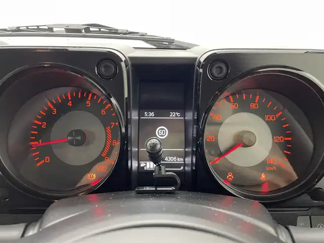 スズキ ジムニー XC 群馬県 2023(令5)年 0.5万km ミディアムグレー KENWOOD製SDナビ/（ワンセグTV/BT/CD/DVD/AM/FM）/－－－－－－－－－/５速マニュアル　ナビ　ミラー型ドライブレコーダー　スズキセーフティサポート　クルーズコントロール　純正１６インチアルミホイール　プッシュスタート　ＬＥＤヘッドライト　ステアリングスイッチ　４ＷＤ　禁煙
