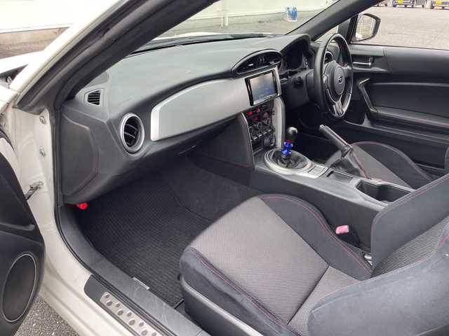 スバル ＢＲＺ S 三重県 2013(平25)年 7.8万km サテンホワイトパール 登録時走行距離　７８０３５ｋｍ/禁煙車/６MT/社外ナビ（カロッツェリア）/AM/FM/MSV/SD/Bluetooth/TV（フルセグ）/ETC/ドラレコ/バックカメラ/横滑り防止システム/純正シート/純正エアロ/社外アルミホイール/AUTOライト/AUTOウィンドウ