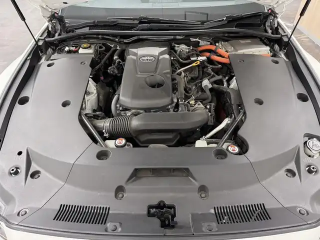 トヨタ クラウン ハイブリッド RS 三重県 2019(平31)年 2.8万km ホワイトパールクリスタルシャイン ハイブリッド/FR/MTモード付フロアCVT/純正 8インチナビ/（AM/FM/CD/DVD/Blu-ray/SDREC/SD/USB/Bluetooth/Miracast/AUX/TV）/バックガイドモニター/ドライブレコーダー 前後/ビルトイン ETC2.0/Toyota Safety Sense/・プリクラッシュセーフティ/・レーントレーシングアシスト/・レーダークルコン/・ロードサインアシスト/・アダプティブハイビームシステム/・ブラインドスポットモニター＋リヤクロストラフィックオートブレーキ/・インテリジェントクリアランスソナー［パーキングサポートブレーキ（静止物）］/など/装備/・3眼LEDヘッドランプ/・シートヒーター（D/N）/・ステアリングヒーター/・パワーシート（D8way＋ランバーサポート/N4way（肩口スイッチ付））/・カラーヘッドアップディスプレイ/・左右独立オートエアコン/・雨滴感応式フロントワイパー/・電動チルト&テレスコピックステアリング/・オートライト/・純正18inAW/・プッシュスタート/・ステアリングスイッチ/・取/ナビ取/・スマートキーx2/など