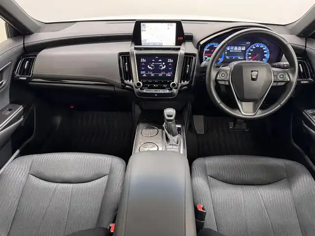 トヨタ クラウン ハイブリッド RS 三重県 2019(平31)年 2.8万km ホワイトパールクリスタルシャイン ハイブリッド/FR/MTモード付フロアCVT/純正 8インチナビ/（AM/FM/CD/DVD/Blu-ray/SDREC/SD/USB/Bluetooth/Miracast/AUX/TV）/バックガイドモニター/ドライブレコーダー 前後/ビルトイン ETC2.0/Toyota Safety Sense/・プリクラッシュセーフティ/・レーントレーシングアシスト/・レーダークルコン/・ロードサインアシスト/・アダプティブハイビームシステム/・ブラインドスポットモニター＋リヤクロストラフィックオートブレーキ/・インテリジェントクリアランスソナー［パーキングサポートブレーキ（静止物）］/など/装備/・3眼LEDヘッドランプ/・シートヒーター（D/N）/・ステアリングヒーター/・パワーシート（D8way＋ランバーサポート/N4way（肩口スイッチ付））/・カラーヘッドアップディスプレイ/・左右独立オートエアコン/・雨滴感応式フロントワイパー/・電動チルト&テレスコピックステアリング/・オートライト/・純正18inAW/・プッシュスタート/・ステアリングスイッチ/・取/ナビ取/・スマートキーx2/など