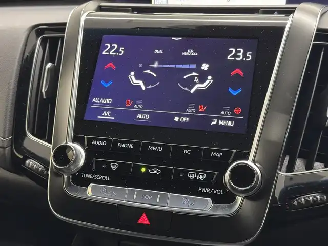 トヨタ クラウン ハイブリッド RS 三重県 2019(平31)年 2.8万km ホワイトパールクリスタルシャイン ハイブリッド/FR/MTモード付フロアCVT/純正 8インチナビ/（AM/FM/CD/DVD/Blu-ray/SDREC/SD/USB/Bluetooth/Miracast/AUX/TV）/バックガイドモニター/ドライブレコーダー 前後/ビルトイン ETC2.0/Toyota Safety Sense/・プリクラッシュセーフティ/・レーントレーシングアシスト/・レーダークルコン/・ロードサインアシスト/・アダプティブハイビームシステム/・ブラインドスポットモニター＋リヤクロストラフィックオートブレーキ/・インテリジェントクリアランスソナー［パーキングサポートブレーキ（静止物）］/など/装備/・3眼LEDヘッドランプ/・シートヒーター（D/N）/・ステアリングヒーター/・パワーシート（D8way＋ランバーサポート/N4way（肩口スイッチ付））/・カラーヘッドアップディスプレイ/・左右独立オートエアコン/・雨滴感応式フロントワイパー/・電動チルト&テレスコピックステアリング/・オートライト/・純正18inAW/・プッシュスタート/・ステアリングスイッチ/・取/ナビ取/・スマートキーx2/など