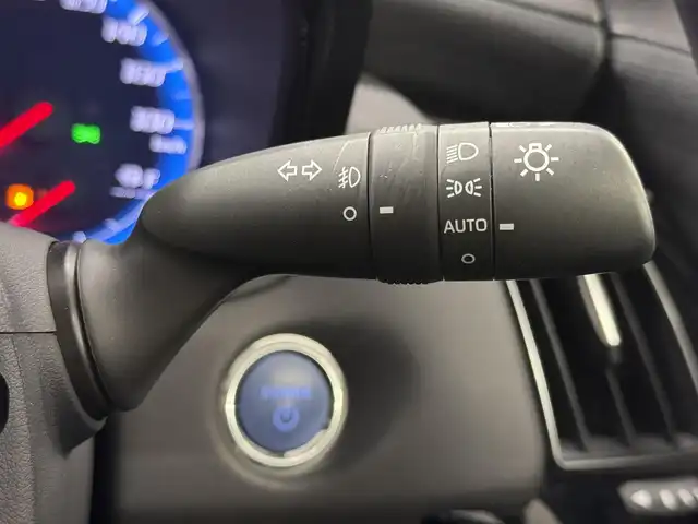 トヨタ クラウン ハイブリッド RS 三重県 2019(平31)年 2.8万km ホワイトパールクリスタルシャイン ハイブリッド/FR/MTモード付フロアCVT/純正 8インチナビ/（AM/FM/CD/DVD/Blu-ray/SDREC/SD/USB/Bluetooth/Miracast/AUX/TV）/バックガイドモニター/ドライブレコーダー 前後/ビルトイン ETC2.0/Toyota Safety Sense/・プリクラッシュセーフティ/・レーントレーシングアシスト/・レーダークルコン/・ロードサインアシスト/・アダプティブハイビームシステム/・ブラインドスポットモニター＋リヤクロストラフィックオートブレーキ/・インテリジェントクリアランスソナー［パーキングサポートブレーキ（静止物）］/など/装備/・3眼LEDヘッドランプ/・シートヒーター（D/N）/・ステアリングヒーター/・パワーシート（D8way＋ランバーサポート/N4way（肩口スイッチ付））/・カラーヘッドアップディスプレイ/・左右独立オートエアコン/・雨滴感応式フロントワイパー/・電動チルト&テレスコピックステアリング/・オートライト/・純正18inAW/・プッシュスタート/・ステアリングスイッチ/・取/ナビ取/・スマートキーx2/など