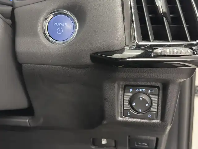 トヨタ クラウン ハイブリッド RS 三重県 2019(平31)年 2.8万km ホワイトパールクリスタルシャイン ハイブリッド/FR/MTモード付フロアCVT/純正 8インチナビ/（AM/FM/CD/DVD/Blu-ray/SDREC/SD/USB/Bluetooth/Miracast/AUX/TV）/バックガイドモニター/ドライブレコーダー 前後/ビルトイン ETC2.0/Toyota Safety Sense/・プリクラッシュセーフティ/・レーントレーシングアシスト/・レーダークルコン/・ロードサインアシスト/・アダプティブハイビームシステム/・ブラインドスポットモニター＋リヤクロストラフィックオートブレーキ/・インテリジェントクリアランスソナー［パーキングサポートブレーキ（静止物）］/など/装備/・3眼LEDヘッドランプ/・シートヒーター（D/N）/・ステアリングヒーター/・パワーシート（D8way＋ランバーサポート/N4way（肩口スイッチ付））/・カラーヘッドアップディスプレイ/・左右独立オートエアコン/・雨滴感応式フロントワイパー/・電動チルト&テレスコピックステアリング/・オートライト/・純正18inAW/・プッシュスタート/・ステアリングスイッチ/・取/ナビ取/・スマートキーx2/など