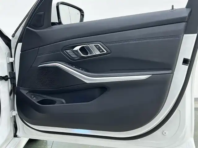 ＢＭＷ ３２０ｄ xDrive Mスポーツ 岡山県 2019(令1)年 3.8万km アルピンホワイトⅢ コンフォートパッケージ/→オートマチックテールゲートオペレーション/→ストレージパッケージ/→HiFiスピーカー/BMW iDrive7/Rカメラ/パーキングアシスト/後退アシスト/ブレーキオートホールド/ACC/オートライト/オートハイビーム/レインセンサー/PDC/Bluetooth/USB/アップルカープレイ/Mスポーツ純正18インチアルミ/リアフィルム/ハーフレザーシート/パワーシート/シートヒーター/SOSコール/アンビエントライト/正面衝突警告/側面衝突警告/車線逸脱警告/車線変更警告/　