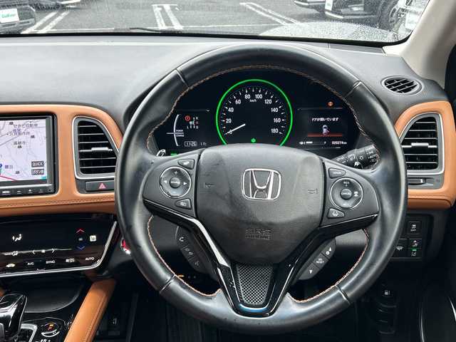 ホンダ ヴェゼル ハイブリッド Z ホンダセンシング 千葉県 2020(令2)年 2.1万km クリスタルブラックパール ８インチナビＶＸＭ－２０５ＶＦＥｉ　バックカメラ　純正ドラレコ　ステアスイッチ　追従クルコン　シートヒーター　ジャズブラウンコンビシート　ＨＤＭＩ　ＢＴ　純正１７インチＡＷ　ＬＥＤライト　オートライト/純正８インチＳＤナビ（ＶＸＭ－２０５ＶＦＥｉ）/純正ドラレコ/ステアリングスイッチ/追従クルコン/シートヒーター/ＨＤＭＩ/バックカメラ/カーテンエアバッグ/ＢＴ/純正ＡＷ/ＬＥＤヘッドライト