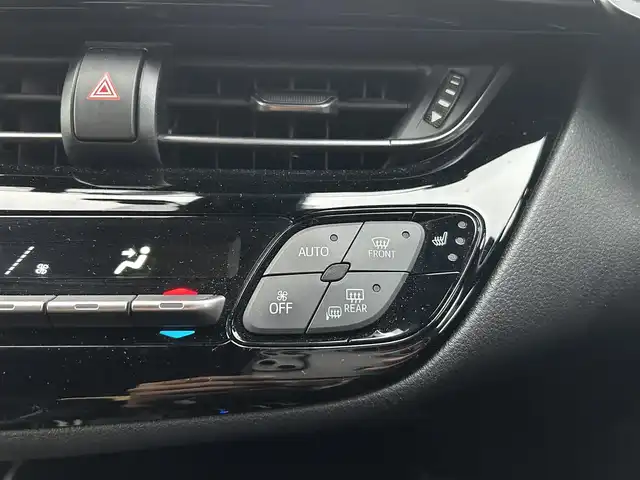 トヨタ Ｃ－ＨＲ S GRスポーツ 福岡県 2020(令2)年 7.9万km ホワイトパールクリスタルシャイン 本革ステアリング/純正メモリナビ(BT、全方位カメラ)/クルーズコントロール(追従あり)/衝突被害軽減システム/レーンキープアシスト/横滑り防止/LEDオートライト/オートマチックハイビーム/純正AW/純正フロアマット/ビルトインETC/ハーフレザーシート(シートヒーター、エアシート)/スペアキー/オートブレーキホールド/GRスポーツ専用エクステリア