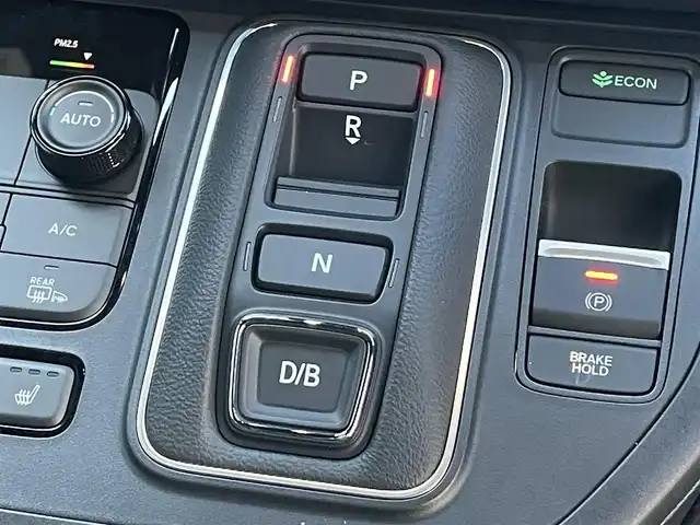 ホンダ ステップワゴン スパーダ eHEV 滋賀県 2025(令7)年 0.1千km クリスタルブラックパール 登録済未使用車/純正11.4インチナビ/【Bluetooth/CD/DVD/フルセグTV/Apple Carplay/Android Auto】/両側パワースライドドア/ハーフレザーシート/バックカメラ/ホンダセンシング/・衝突軽減ブレーキ/・先行車発進お知らせ機能/・歩行者事故低減ステアリング/・路外逸脱抑制機能/・標識認識機能/・渋滞追従機能付アダプティブクルーズコントロール/・車線維持支援システム/・トラフィックジャムアシスト（渋滞運転支援機能）/・ブラインドスポットインフォメーション/・誤発進抑制機能/・後方誤発進抑制機能/・近距離衝突軽減ブレーキ/・急アクセル抑制機能/・パーキングセンサーシステム/・オートハイビーム/・アダプティブドライビングビーム/LEDヘッドライト/パワーバックドア/D/Nシートヒーター/二列目オットマン/後席サンシェード/パドルシフト/プッシュスタート/スマートキー/ステアリングリモコン