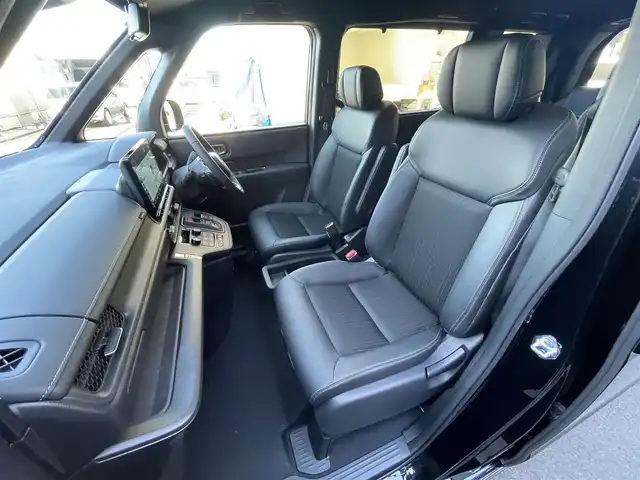 ホンダ ステップワゴン スパーダ eHEV 滋賀県 2025(令7)年 0.1千km クリスタルブラックパール 登録済未使用車/純正11.4インチナビ/【Bluetooth/CD/DVD/フルセグTV/Apple Carplay/Android Auto】/両側パワースライドドア/ハーフレザーシート/バックカメラ/ホンダセンシング/・衝突軽減ブレーキ/・先行車発進お知らせ機能/・歩行者事故低減ステアリング/・路外逸脱抑制機能/・標識認識機能/・渋滞追従機能付アダプティブクルーズコントロール/・車線維持支援システム/・トラフィックジャムアシスト（渋滞運転支援機能）/・ブラインドスポットインフォメーション/・誤発進抑制機能/・後方誤発進抑制機能/・近距離衝突軽減ブレーキ/・急アクセル抑制機能/・パーキングセンサーシステム/・オートハイビーム/・アダプティブドライビングビーム/LEDヘッドライト/パワーバックドア/D/Nシートヒーター/二列目オットマン/後席サンシェード/パドルシフト/プッシュスタート/スマートキー/ステアリングリモコン