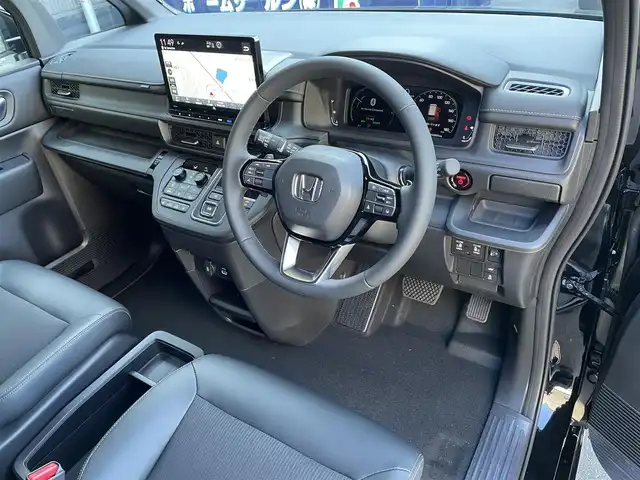 ホンダ ステップワゴン スパーダ eHEV 滋賀県 2025(令7)年 0.1千km クリスタルブラックパール 登録済未使用車/純正11.4インチナビ/【Bluetooth/CD/DVD/フルセグTV/Apple Carplay/Android Auto】/両側パワースライドドア/ハーフレザーシート/バックカメラ/ホンダセンシング/・衝突軽減ブレーキ/・先行車発進お知らせ機能/・歩行者事故低減ステアリング/・路外逸脱抑制機能/・標識認識機能/・渋滞追従機能付アダプティブクルーズコントロール/・車線維持支援システム/・トラフィックジャムアシスト（渋滞運転支援機能）/・ブラインドスポットインフォメーション/・誤発進抑制機能/・後方誤発進抑制機能/・近距離衝突軽減ブレーキ/・急アクセル抑制機能/・パーキングセンサーシステム/・オートハイビーム/・アダプティブドライビングビーム/LEDヘッドライト/パワーバックドア/D/Nシートヒーター/二列目オットマン/後席サンシェード/パドルシフト/プッシュスタート/スマートキー/ステアリングリモコン