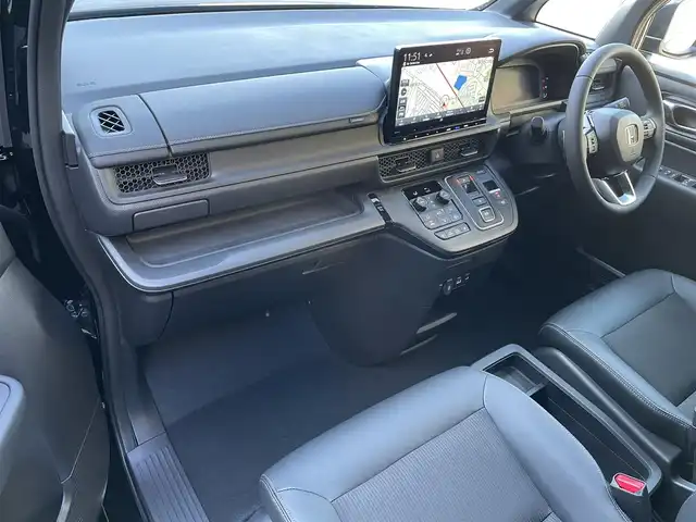 ホンダ ステップワゴン スパーダ eHEV 滋賀県 2025(令7)年 0.1千km クリスタルブラックパール 登録済未使用車/純正11.4インチナビ/【Bluetooth/CD/DVD/フルセグTV/Apple Carplay/Android Auto】/両側パワースライドドア/ハーフレザーシート/バックカメラ/ホンダセンシング/・衝突軽減ブレーキ/・先行車発進お知らせ機能/・歩行者事故低減ステアリング/・路外逸脱抑制機能/・標識認識機能/・渋滞追従機能付アダプティブクルーズコントロール/・車線維持支援システム/・トラフィックジャムアシスト（渋滞運転支援機能）/・ブラインドスポットインフォメーション/・誤発進抑制機能/・後方誤発進抑制機能/・近距離衝突軽減ブレーキ/・急アクセル抑制機能/・パーキングセンサーシステム/・オートハイビーム/・アダプティブドライビングビーム/LEDヘッドライト/パワーバックドア/D/Nシートヒーター/二列目オットマン/後席サンシェード/パドルシフト/プッシュスタート/スマートキー/ステアリングリモコン