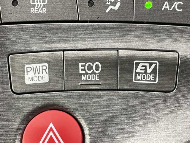 トヨタ プリウス S 大阪府 2014(平26)年 3.8万km ボルドーマイカメタリック 禁煙車/純正ナビ/　（Bluetooth/CD/DVD/ワンセグ）/バックカメラ/キセノンヘッドライト/オートライト/ステアリングリモコン/横滑り防止機能/盗難防止装置/電格ミラー/スマートキー/ETC